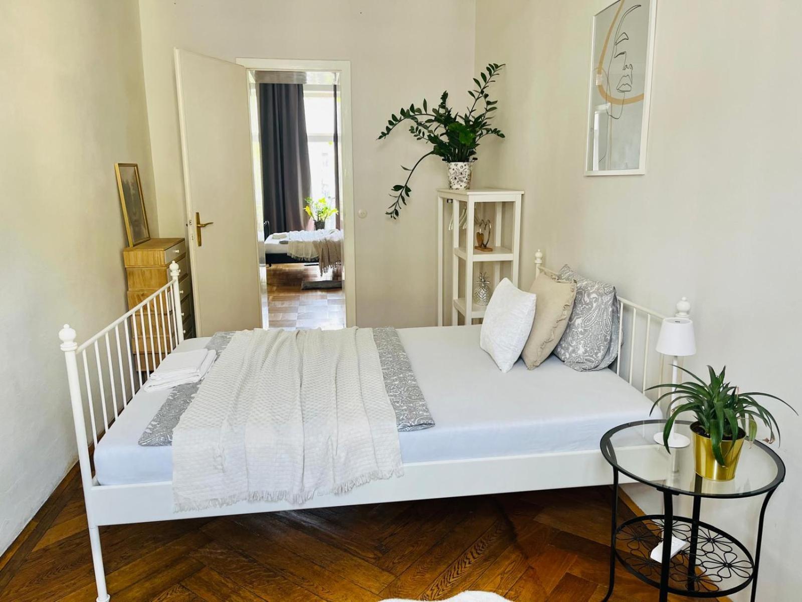Beautiful City Centre Apartment Виена Екстериор снимка
