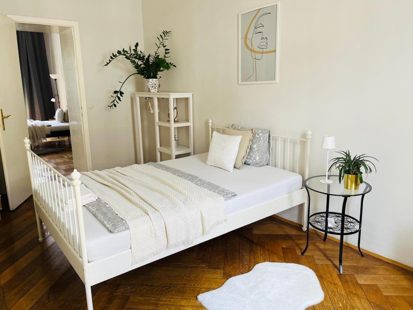 Beautiful City Centre Apartment Виена Екстериор снимка